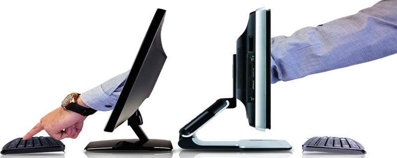 una mano arreglando una computadora desde su misma computadora Una conexion de punto a punto