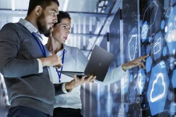 2 personas analizando una web